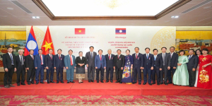 ທ່ານ ເຈົ້າແຂວງ ພ້ອມດ້ວຍຄະນະການນຳຂອງແຂວງ ເຂົ້າຮ່ວມພິທີປະດັບຫຼຽນ ທີ່ນະຄອນຫາຍຝ່ອງ ສສ ຫວຽດນາມ